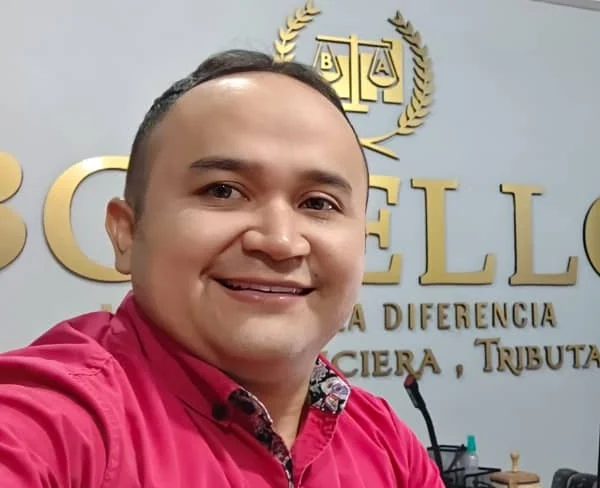 Lcdo. Bladimir Botello Pinzón en la oficina de Botello & Asociados