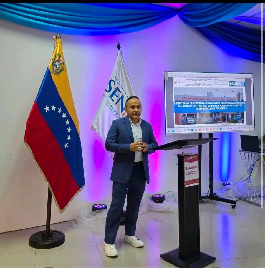 Lcdo. Bladimir Botello Pinzón durante la presentación de su trabajo de grado de la especialización